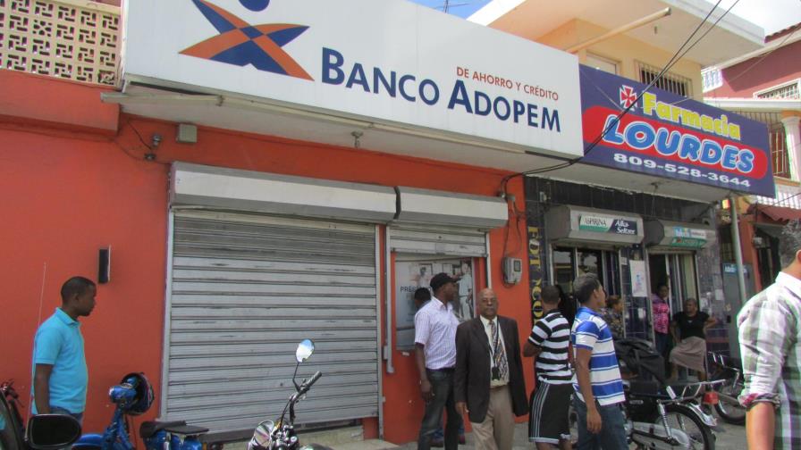 Dos hombres asaltan banco ADOPEM en San Cristóbal y se llevan RD$800 mil 