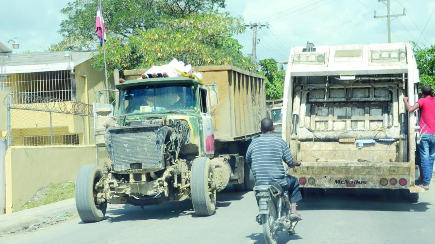 Camiones retoman depósito de basura en vertedero Duquesa  
