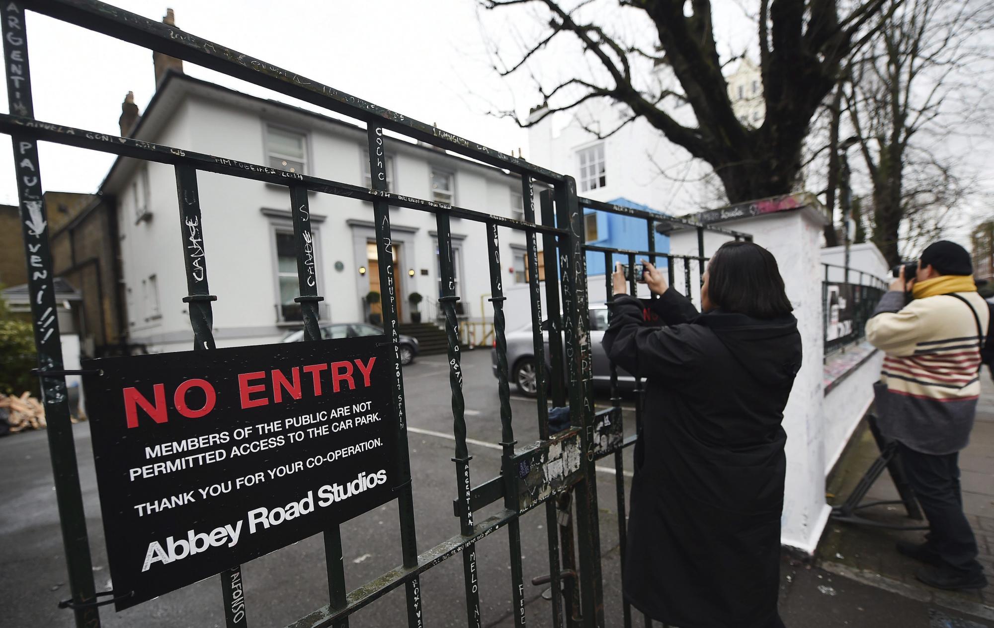 Una mujer toma fotografías de los estudios Abbey Road en Londres (Reino Unido) hoy, 9 de marzo de 2016. 