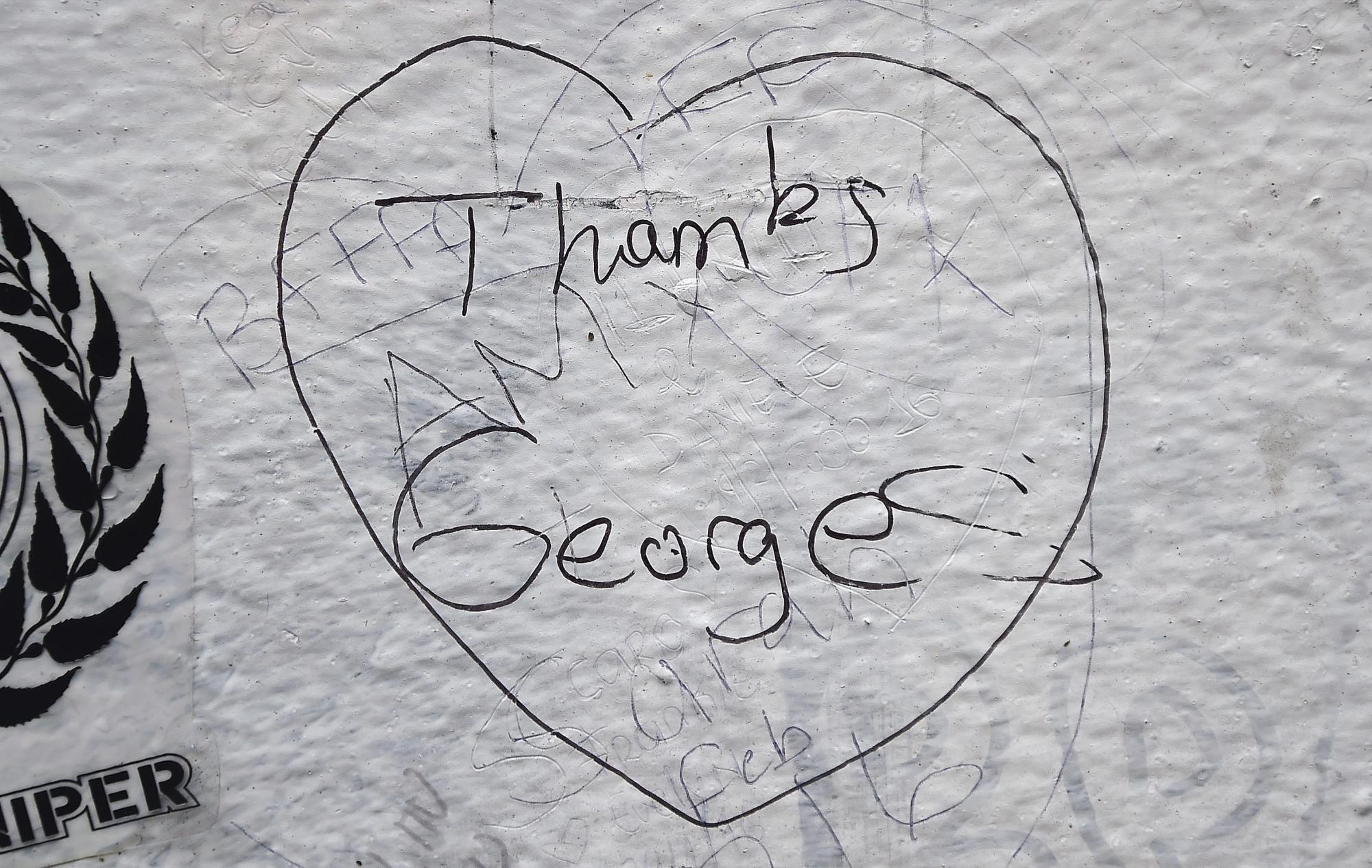 Detalle de un mensaje de agradecimiento al fallecido exproductor de los Beatles George Martin en un muro junto a los estudios Abbey Road en Londres (Reino Unido) hoy, 9 de marzo de 2016. 