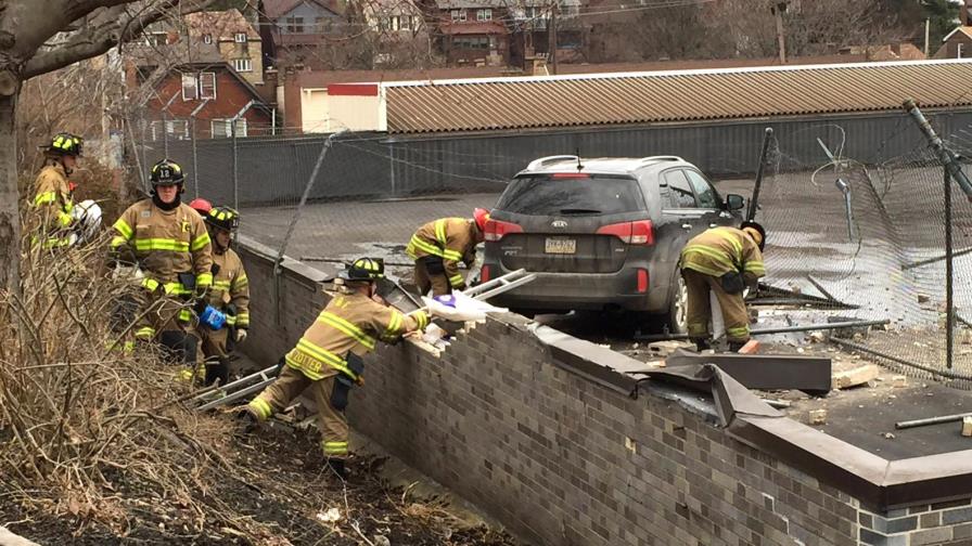 Yipeta sale de autopista y cae sobre techo de un supermercado 