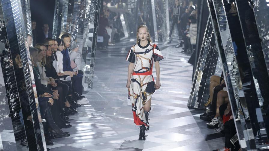 Con Louis Vuitton en la mano y la mirada en Kenzo