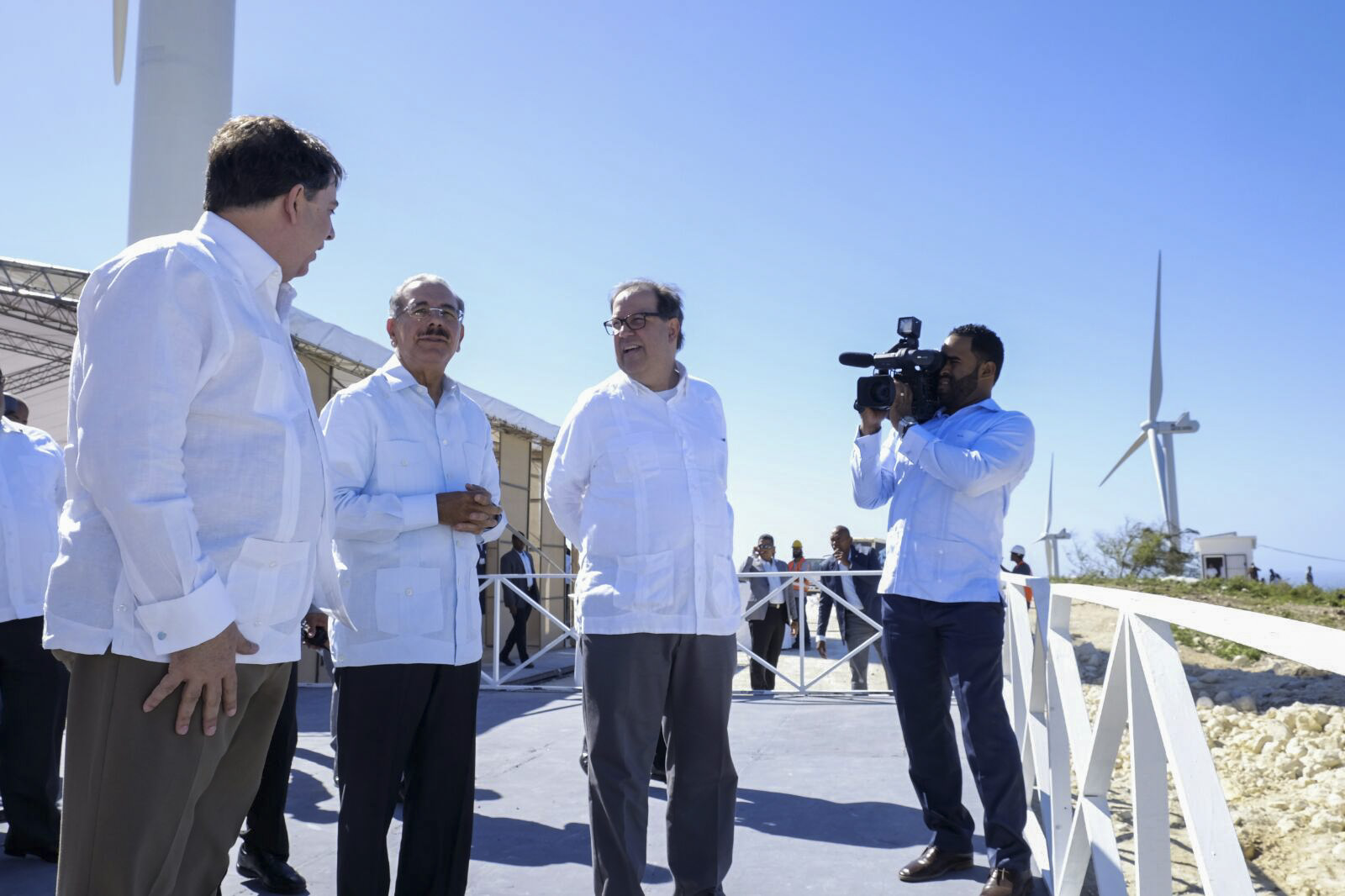 El presidente Danilo Medina (centro) recorre las instalaciones del Parque Eólico Larimar.
