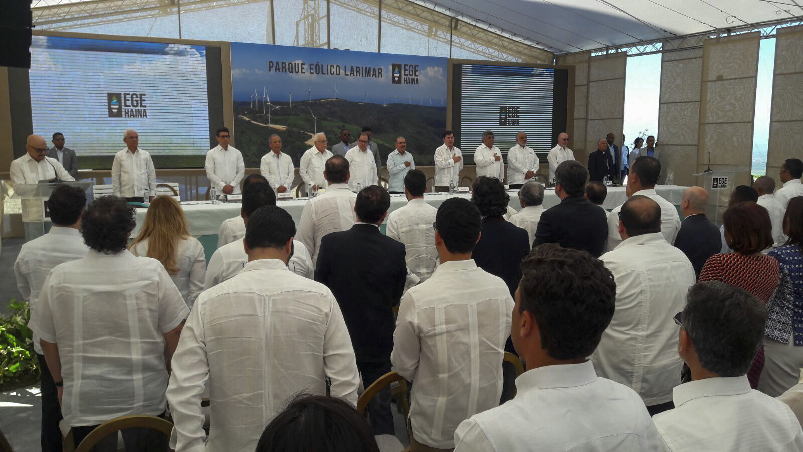 Vista de ejecutivos de la Empresa Generadora de Electricidad (EGEHAINA) durante la inauguración del Parque Eólico Larimar, encabezada por el presidente Danilo Medina.