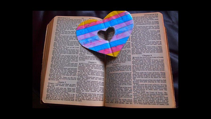 Insólito: Poeta estadounidense prepara revolucionaria versión gay de La Biblia