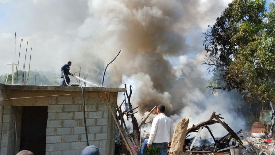 Fuego afecta tres casas en la autopista Duarte