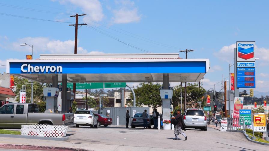 Chevron reduce planes de gastos para el 2017 por caída de los precios del crudo