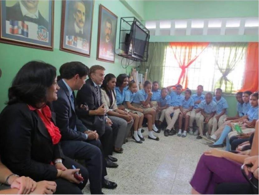 Presidente ADP plantea Educación prohíba a embajador asistir con su esposo a escuelas