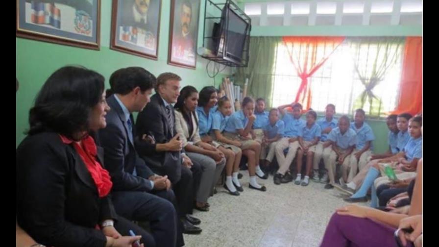 Presidente ADP plantea Educación prohíba a embajador asistir con su esposo a escuelas