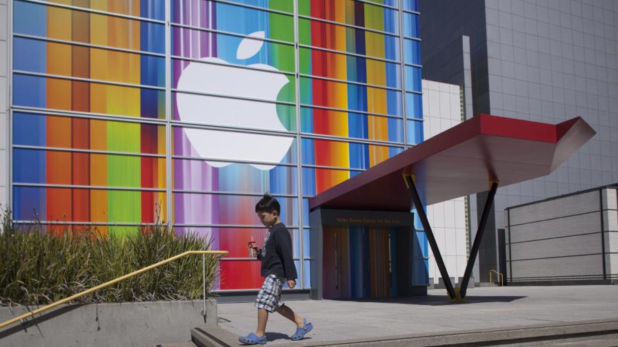 Estadounidenses divididos en batalla de Gobierno contra Apple Estadounidenses divididos en batalla de Gobierno contra Apple