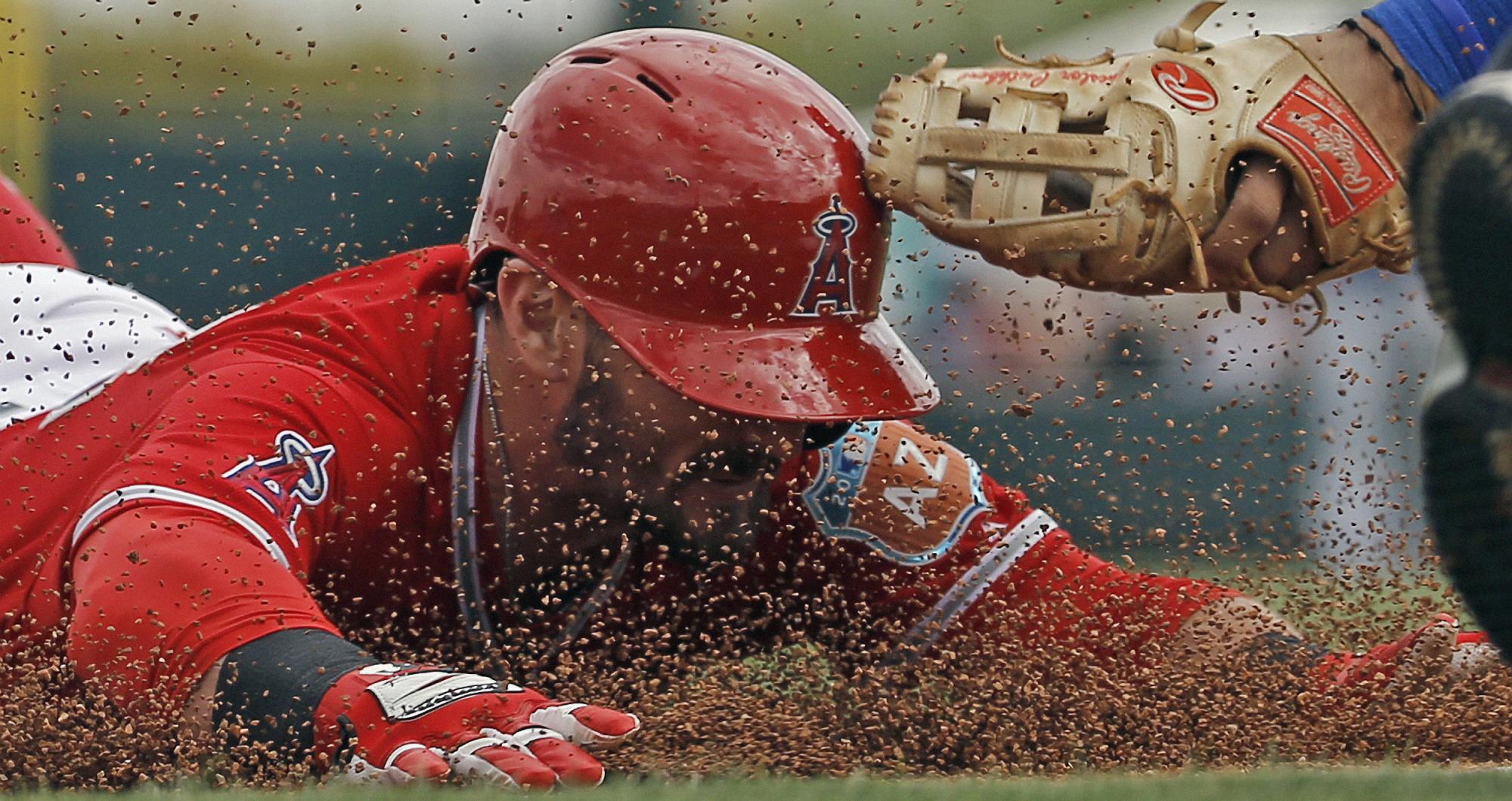 Johnny Giavotella completa el triple y llega quieto ante el guante del dominicano Jefry Marte. 