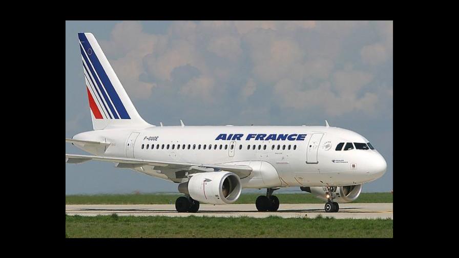 Una mujer esconde en su bolso a una niña haitiana en vuelo Estambul-París