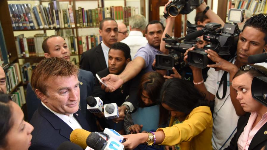 El embajador de Estados Unidos dice que continuará trabajando en favor de la educación