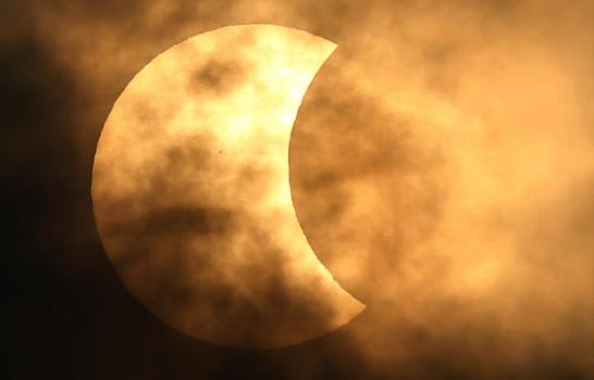 Indonesia asiste al único eclipse total de sol de 2016