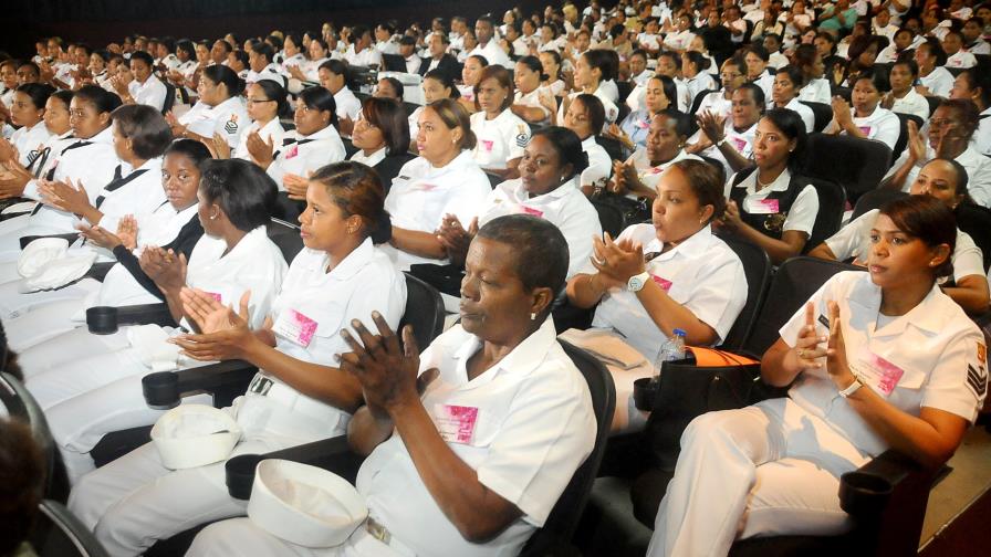 Esposas de Oficiales de la Armada realizan acto por el Día de la Mujer