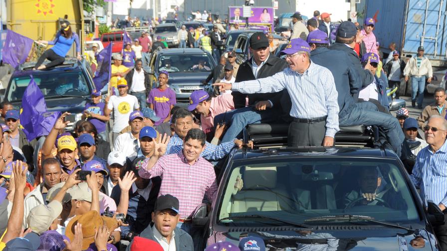 Danilo Medina recorre en caravana barrios de Santo Domingo Oeste