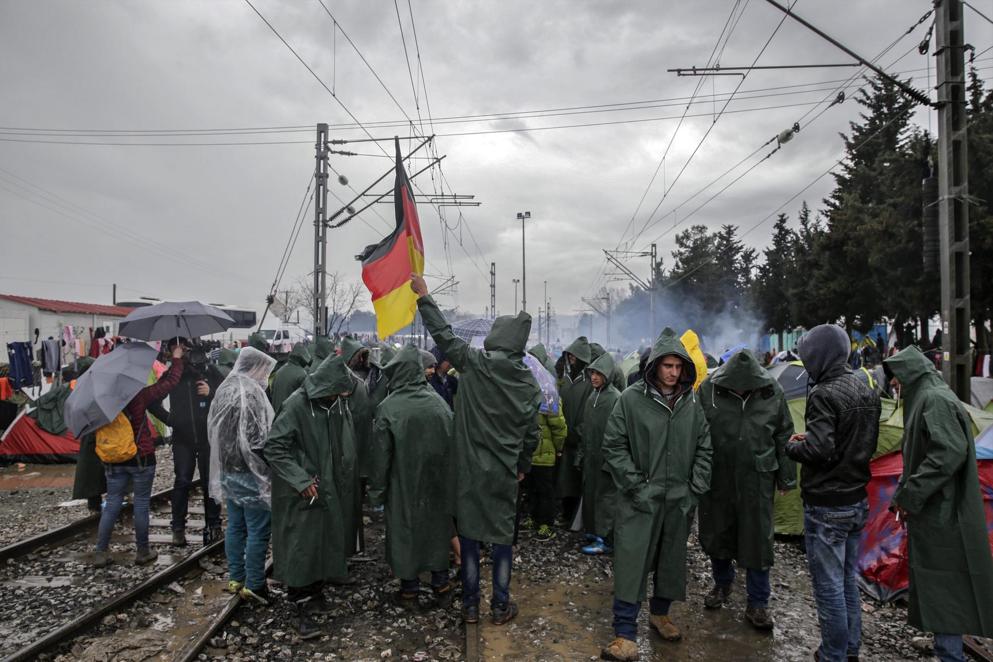 Un grupo de refugiados se manifiesta en un campamento de refugiados, en la frontera entre Grecia y Macedonia, cerca de Idomeni, Grecia. 