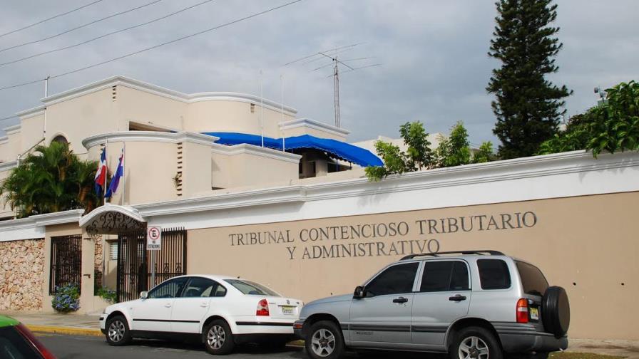 Someten amparo para evitar que el embajador de Estados Unidos visite escuelas con su esposo