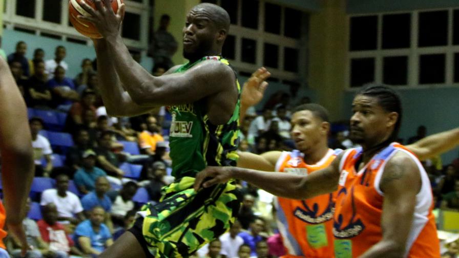 Puerto Rico le arrebata a James Maye a San Carlos