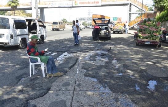 Se deteriora calle París cerca del puente Duarte
