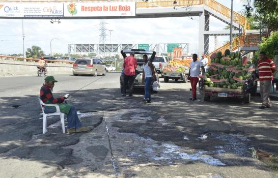 Se deteriora calle París cerca del puente Duarte