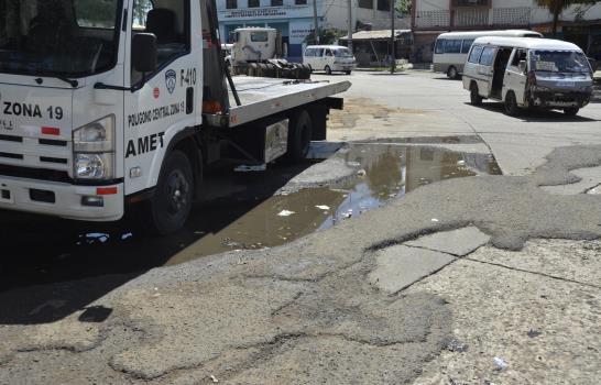 Se deteriora calle París cerca del puente Duarte