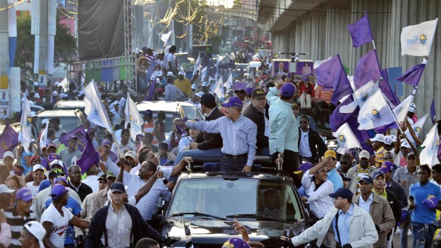 Medina recibe apoyo en sectores de Santo Domingo Norte