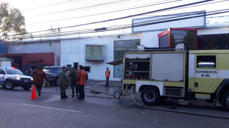 Fuego destruye un almacén y una vivienda en el Ensanche Kennedy