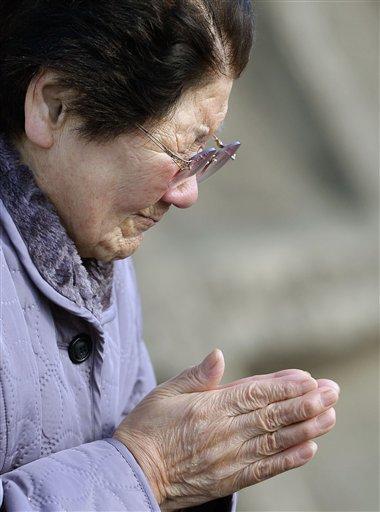 Lágrimas y oraciones en quinto aniversario de tsunami en Japón