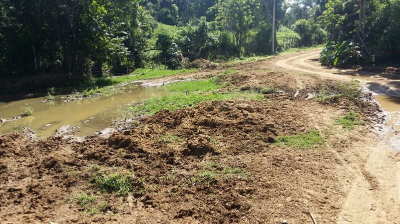 Comunitarios exigen a CEMEX concluir carretera Maimón-Luperón