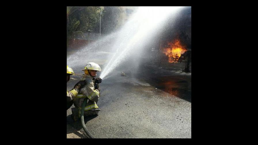 Fuego destruye negocio y varias viviendas ensanche Kennedy 