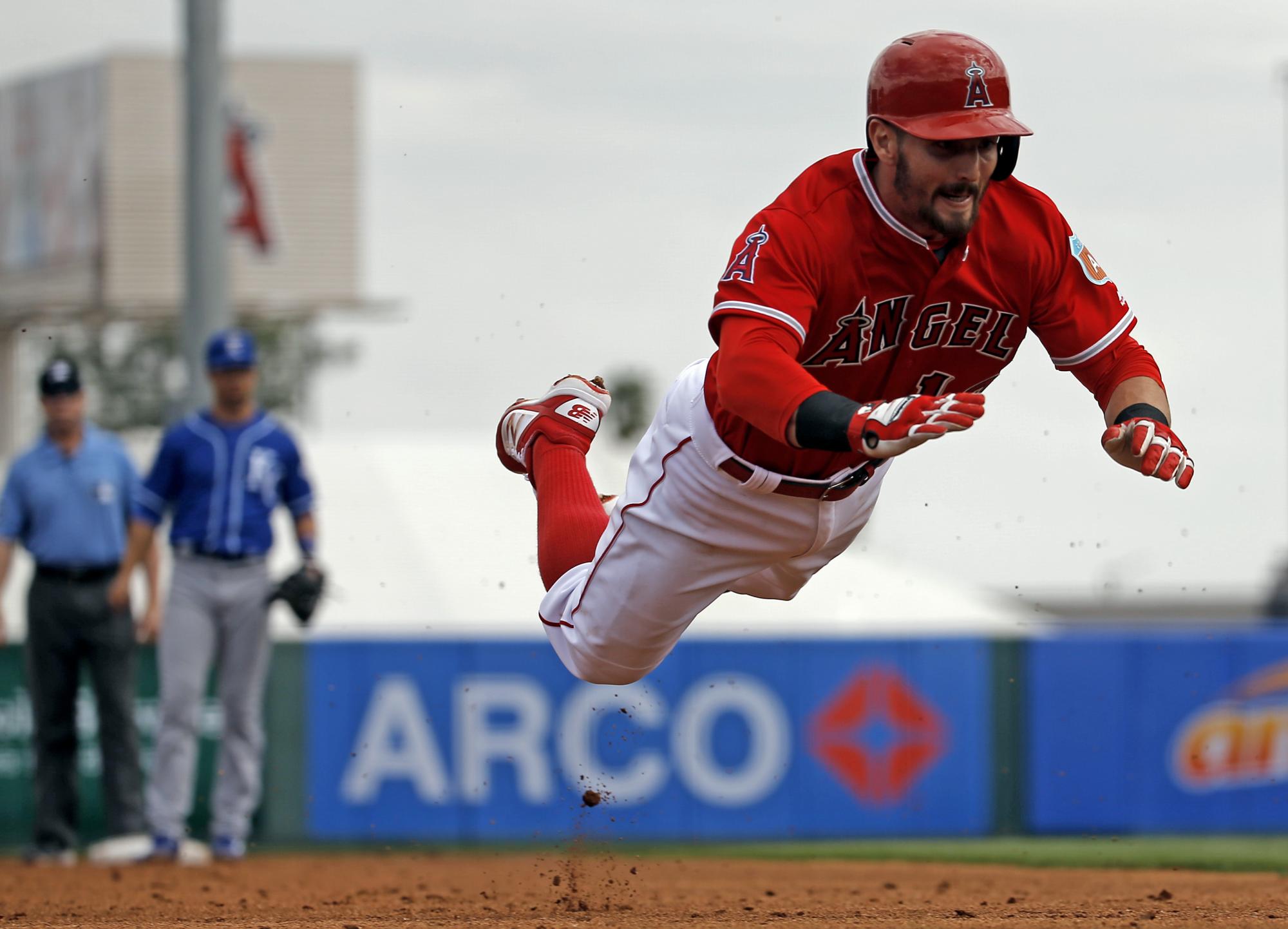 Johnny Giavotella, de Anaheim, hace una asombrosa piscina para completar un triple ante Kansas City, en Tempe, Arizona.
