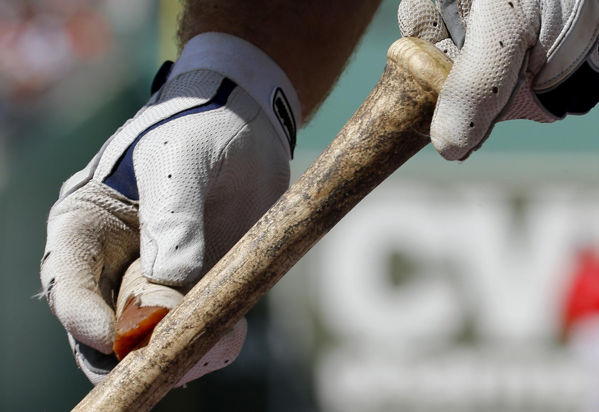 El jugador del cuadro, de los Rays de Tampa Bay, Logan Forsythe coloca brea a su bate en el quinto episodio del partido contra Boston en Fort Myers, Florida.