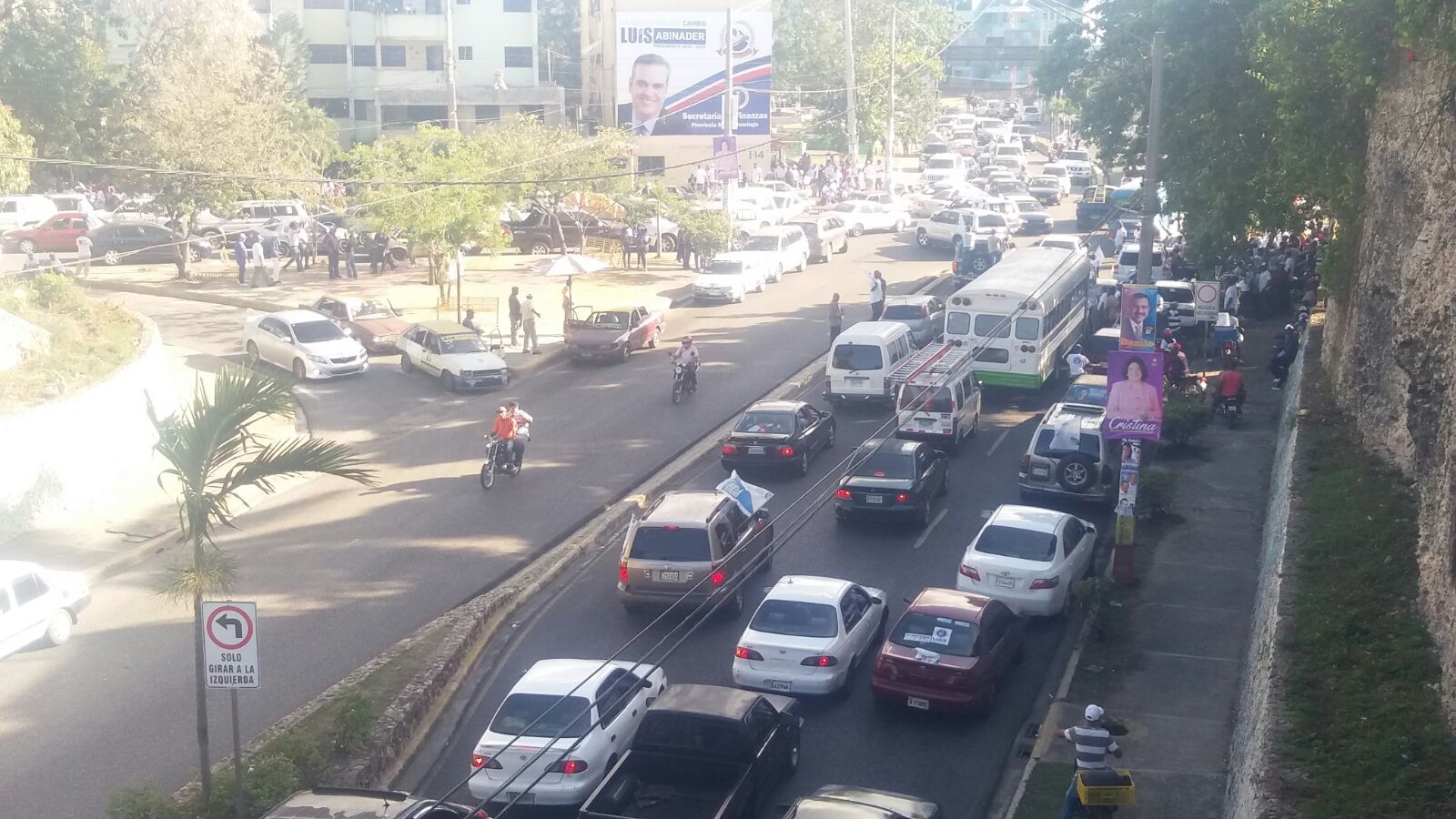 Parte de los vehículos que participarían en la marcha.