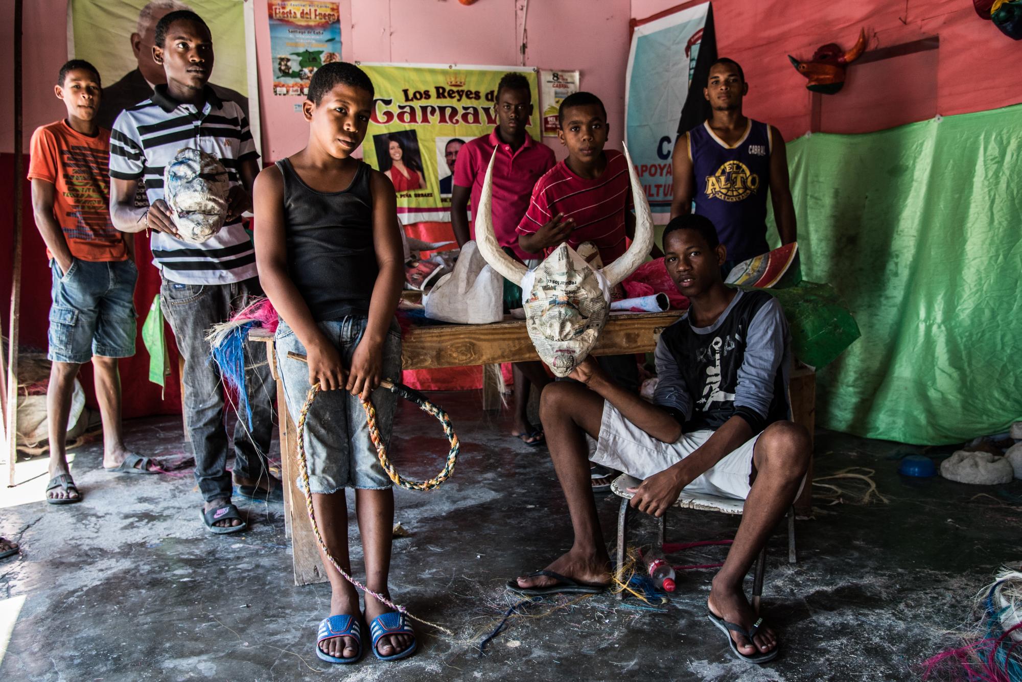 Jóvenes que trabajan en en el taller.
