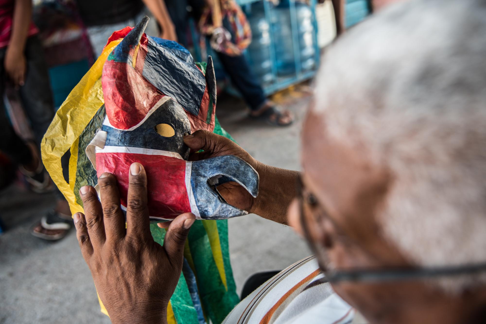 Temístocles Féliz Suárez muetra una máscara. 
