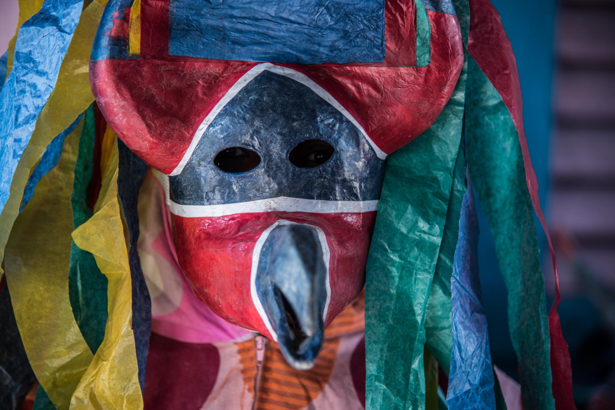 En las máscaras no se utiliza pintura, el color es el del papel. 