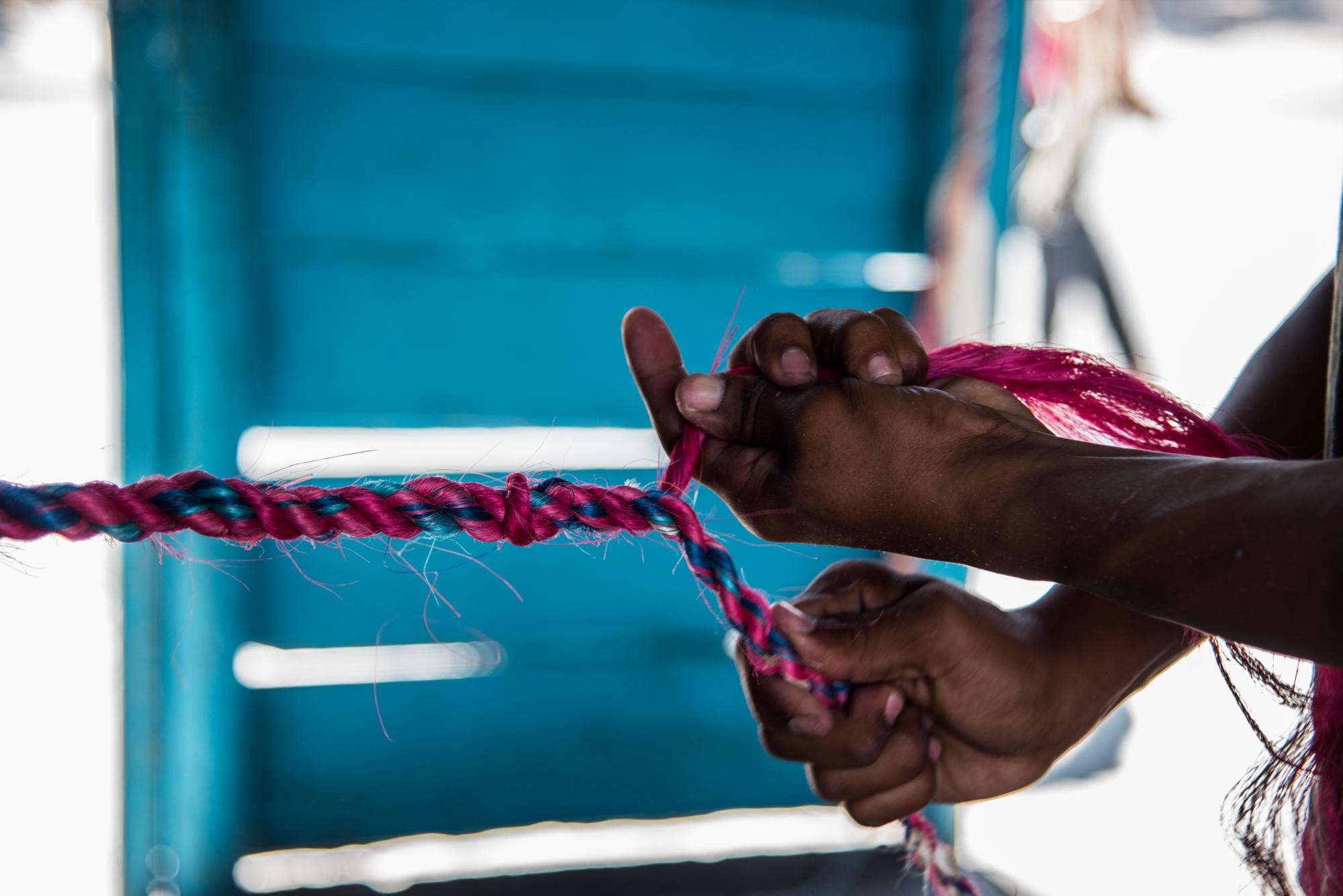 Un joven trabaja en la elaboración de fuetes y máscaras. 