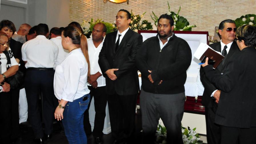 Larga fila para entrar al velatorio de Mateo Aquino Febrillet 