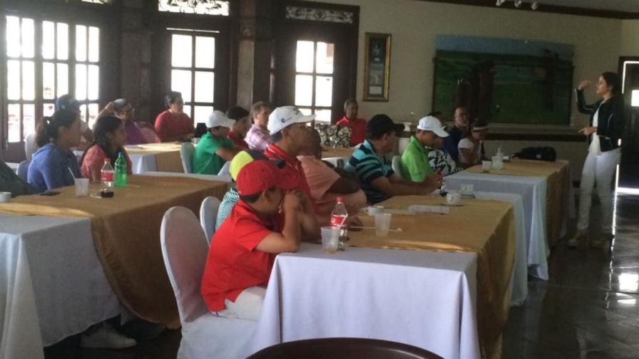 Golf enseña reglas y psicología deportiva a niños y mayores