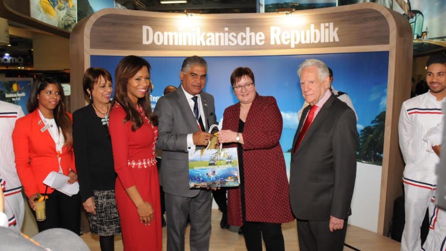 Ministra de Economía de Alemania visita stand dominicano