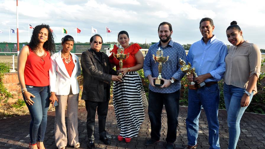Impecable aplasta las importadas en Clásico Día de la Mujer