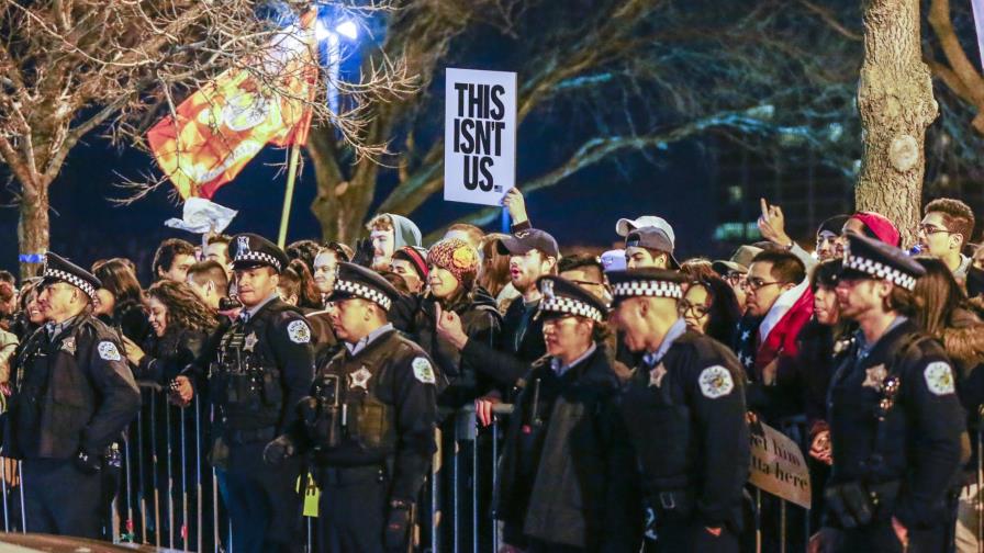 Opositores y partidarios de Trump se enfrentan en Chicago
