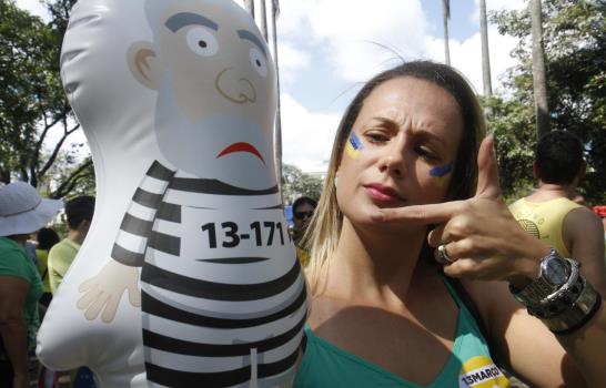 Miles de brasileños se concentran para exigir la destitución de Rousseff