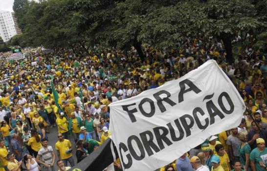 Miles de brasileños se concentran para exigir la destitución de Rousseff