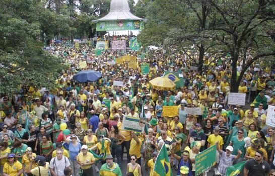 Miles de brasileños se concentran para exigir la destitución de Rousseff
