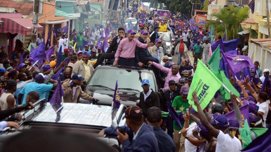 Danilo Medina recorre Santo Domingo y Monte Plata