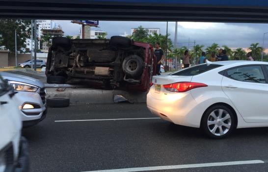 Aparatoso accidente bajo el elevado de la Ortega y Gasset