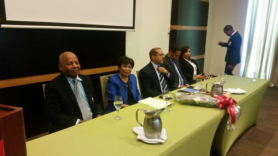 Destacan electores empadronados en el extranjero son más de 384 mil