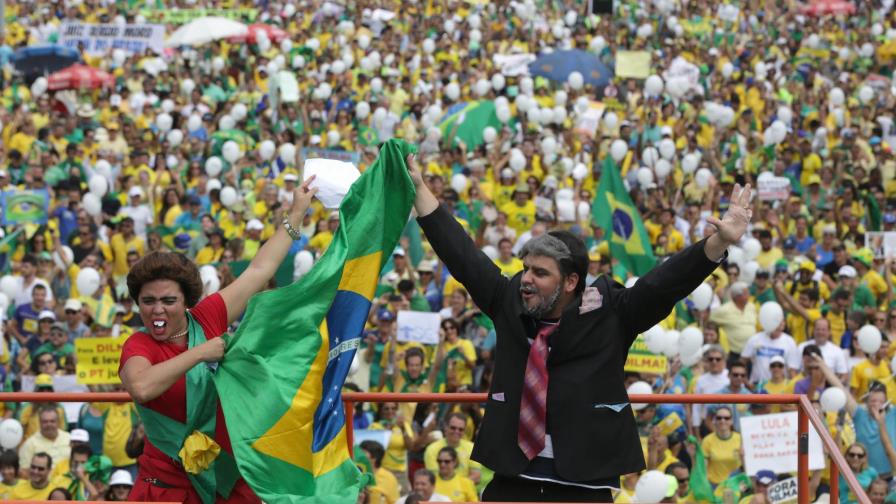 Grandes protestas en Brasil suman presión sobre presidenta Dilma Rouseff Grandes protestas en Brasil suman presión sobre presidenta Dilma Rouseff
